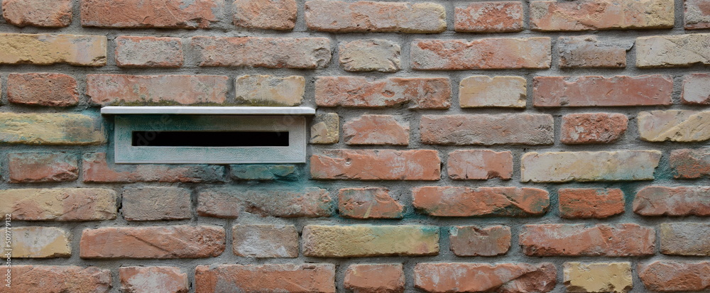 Postkasten, Briefkasten, eingemauert in einer Backsteinmauer Postkasten, Briefkasten, eingemauert in einer Backsteinmauer