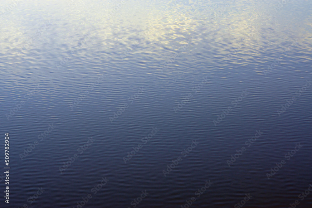 WATER'S RIPPLE PATTERN
A repeating pattern of water's ripple with a colour gradation that goes from light yellow to a deep blue.