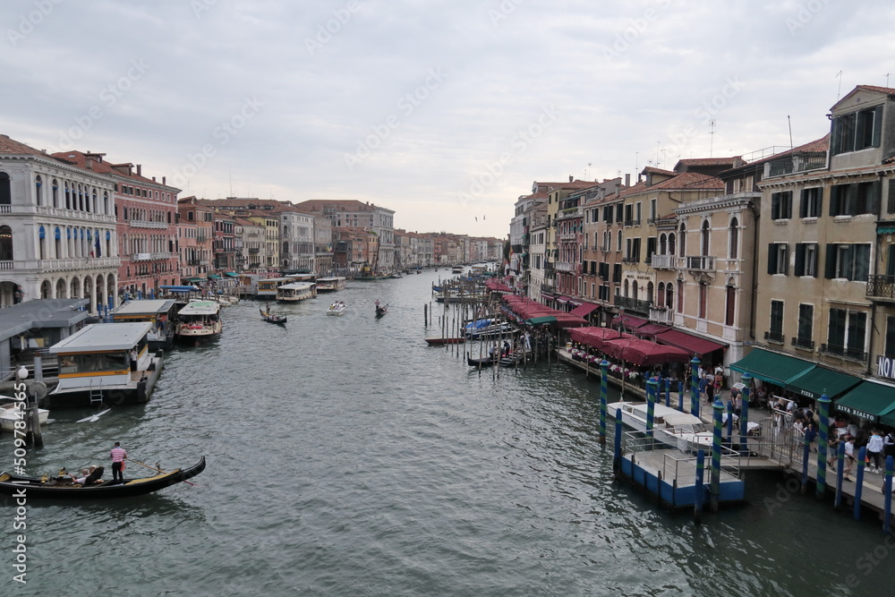 Venise. Vue du Grand Canal depuis le pont du Rialto.