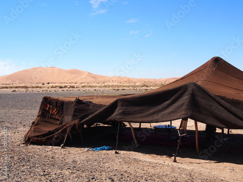 une tente berbère dans le désert marocain