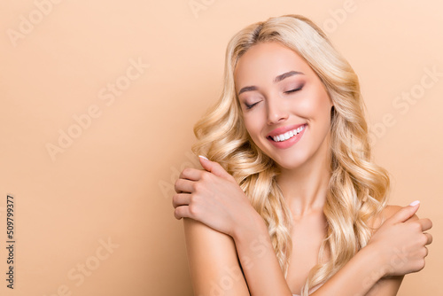 Foto Portrait of attractive dreamy cheery wavy-haired girl touching hugging smooth sh