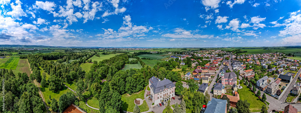 Zamek Kravere w Czechach, panorama z lotu ptaka latem