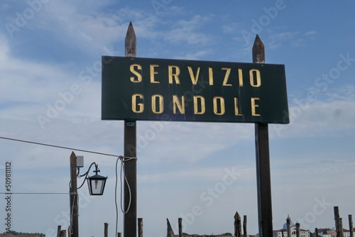 Servizio Gondole. Service Gondole.  Panneau au Bord du canal. Venise. Italie. photo