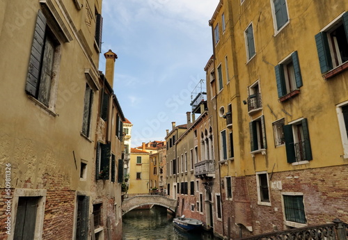 Maison jaunes au bord du canal. Venise. Italie.