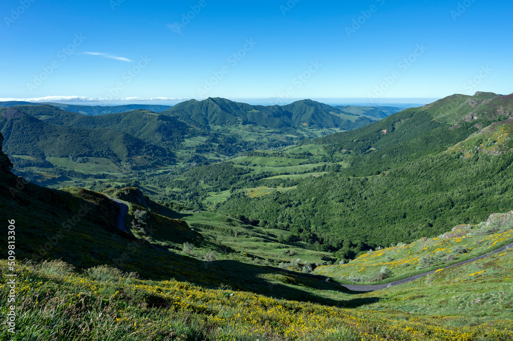 Paysage des Monts du Cantal autour du Puy Mary au printemps dans le Parc Régional Naturel des Volcans d'Auvergne en France et vue sur la vallée de La Jordanne