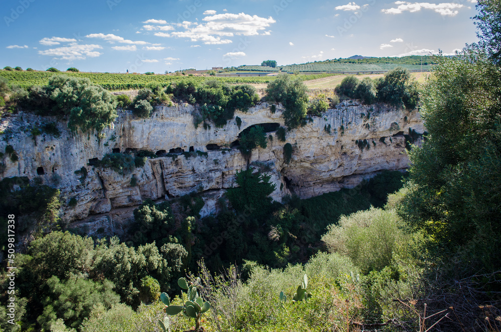 Una gravina, tipico canyon della zona di Matera, lungo la Via Peuceta del Cammino Materano