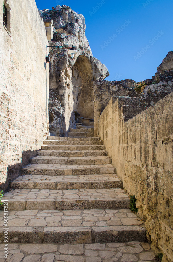 Una scalinata nel centro storico di Matera in Basilicata, punto d'arrivo del Cammino Materano