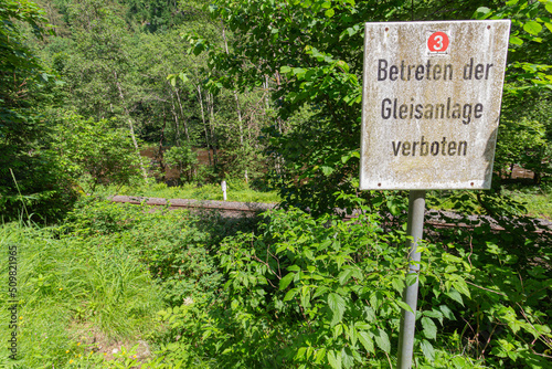 Schild Betreten, der Gleisanlage verboten 