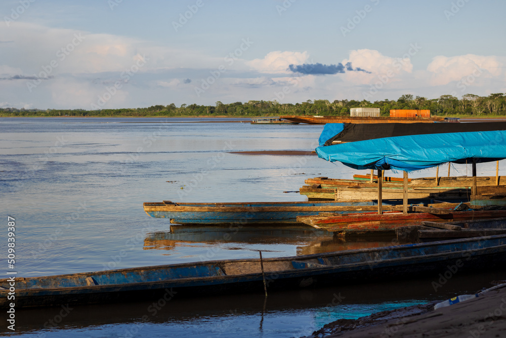 Botes amarrados a orillas del río Huallaga, Puerto la Ramada, ciudad de ...