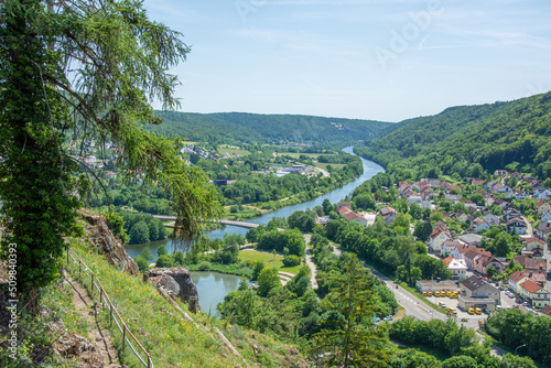 Blick von der Burgruine Rabenstein auf die Donau und Riedenburg