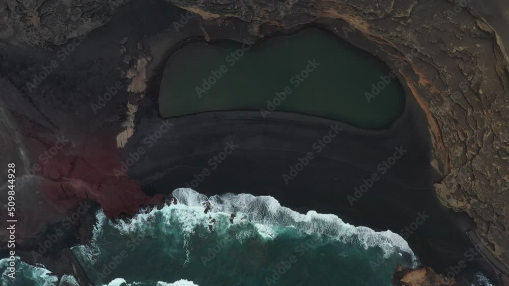 El Golfo - Lanzarote Beach Ausblick von oben bei Sonnenaufgang. Drohne