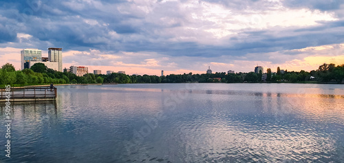 Obraz na płótnie Großstadt Silhouette vor See im Abendlicht w salonie