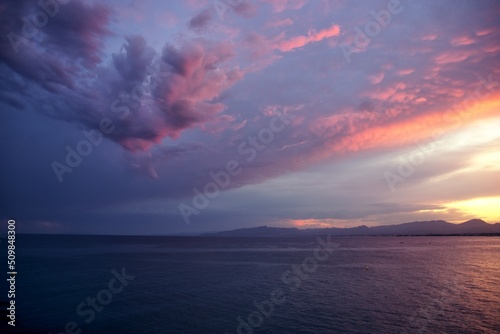 Niebo o zachodzie słońca nad morzem śródziemnym