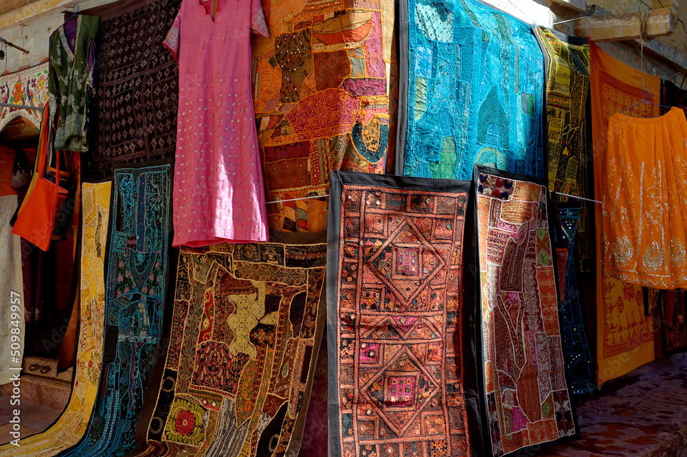 Rajastan, tapis et vêtements colorés
