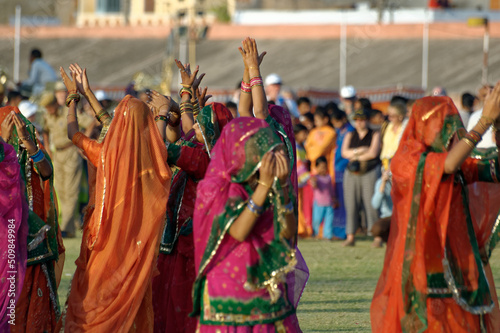 Rajastan, Femmes en sari (non reconnaissables) dansant devant des touristes pour holi