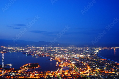 Obraz na płótnie Night View from Mount Hakodate (Hakodateyama) in Hakodate, Hokkaido, Japan - 日本 北海道 函館市 函館山 夜景 w salonie