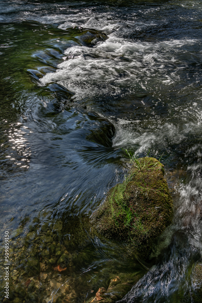 Wasserstufe im Fluss Wasserstufe im Fluss