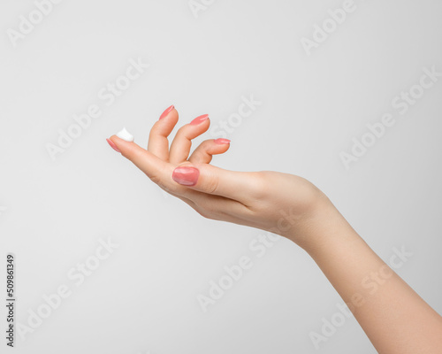 Fotografía A drop of thick white hand cream on the finger of a woman's hand