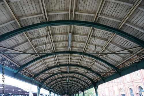 Bahnhofsrundbogendach über Gleis aus Holz und Stahl 
