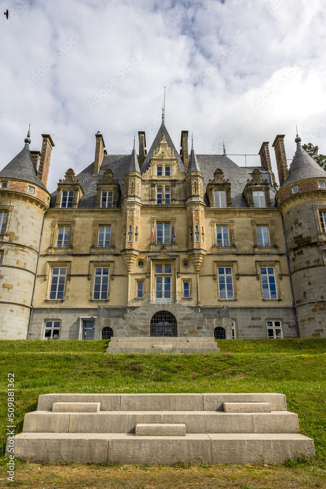 Château de la Roche Bagnoles par un temps nuagueux