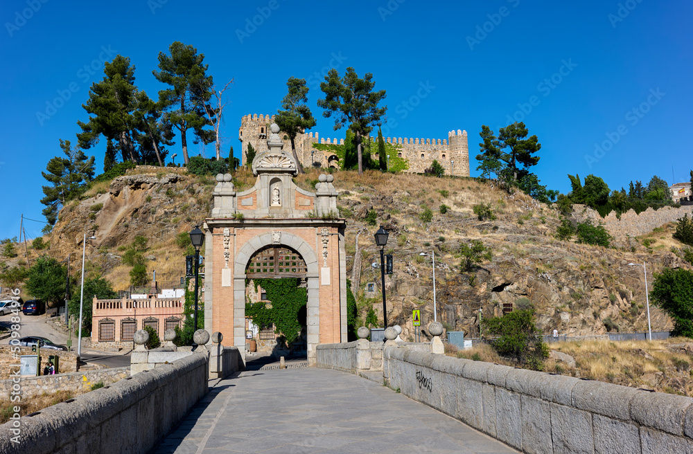 The Alcantara bridge, with the Alcazar of Toledo in the background. Castilla La Mancha, Spain.