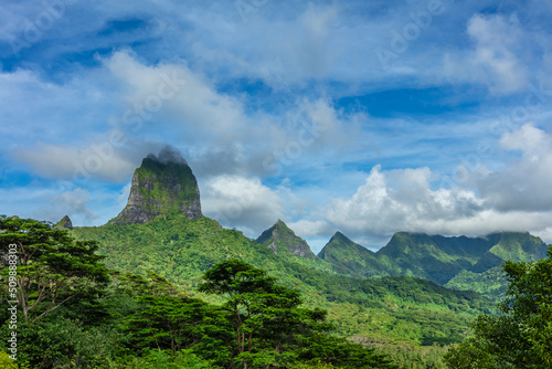Les montagnes de Mo'orea en Polynésie 