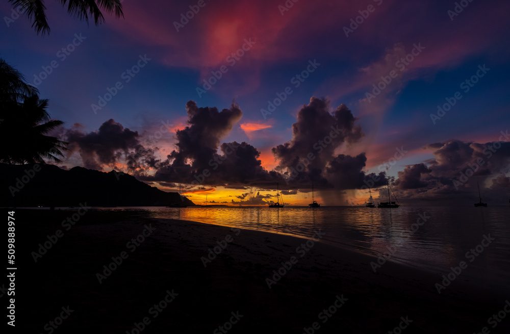 Crépuscule plage Ta’ahiamanu sur l’île de Mo’orea 