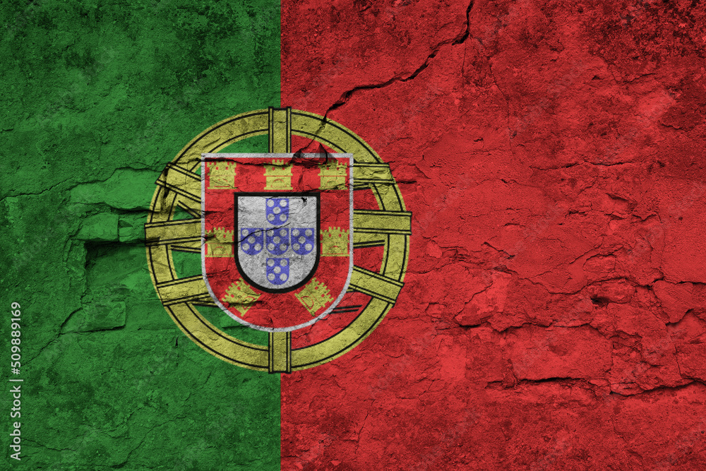 Obraz premium Patriotic cracked wall background in colors of national flag. Portugal