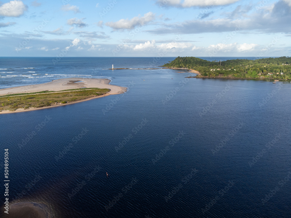 Obraz premium Sandbar separating river and sea in the midst of nature - Itacaré, Bahia, Brazil