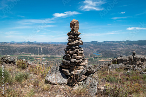Pirâmide de pedras sobre algumas rochas junto ao baloiço do sobreiro em Castedo, Torre de Moncorvo, Portugal
 photo