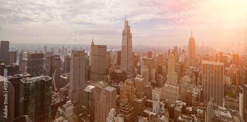 Vue panoramique a  rienne sur Manhattan    New York au coucher du soleil ou au lever du soleil. Lumi  re dor  e sur les gratte ciels