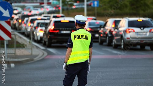 policjantka kieruje ruchem podczas Wieczorne korki samochodowe podczas szczytu komunikacyjnego 