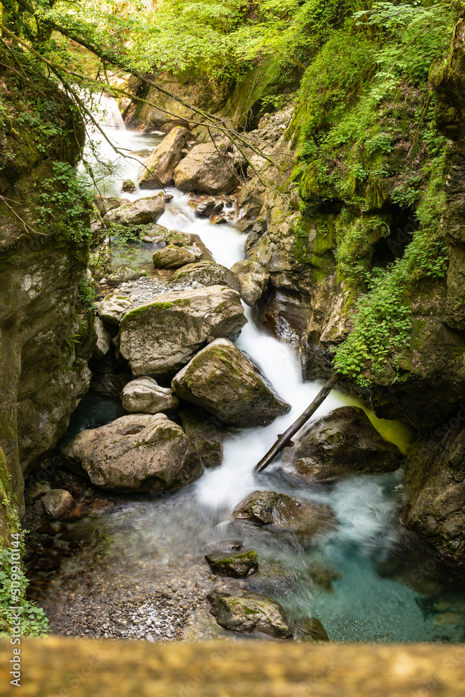 Strömendes Wasser durch Schlucht