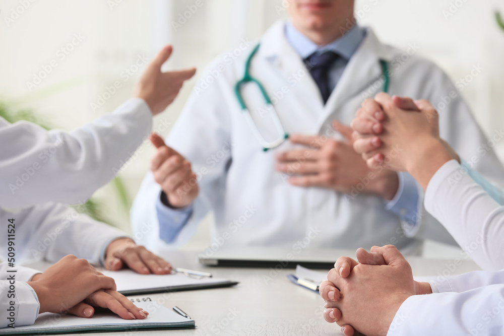 Obraz premium Doctors sitting at table during meeting in clinic