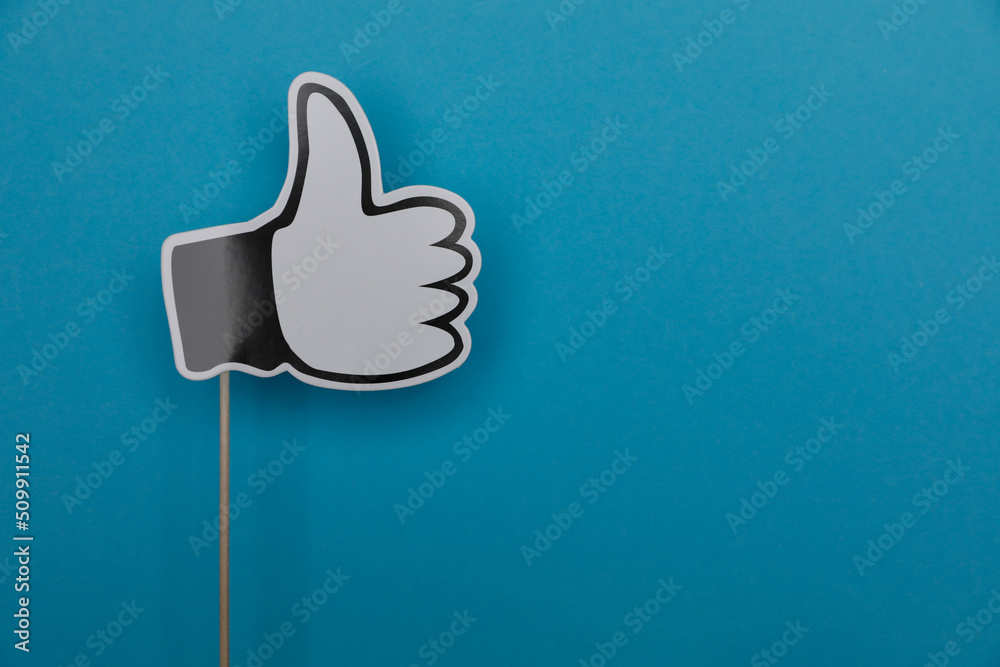 thumb up symbol and photo booth prop in front of blue background - daumen  hoch symbol einer fotobox requisite auf blauen hintergrund foto de Stock |  Adobe Stock