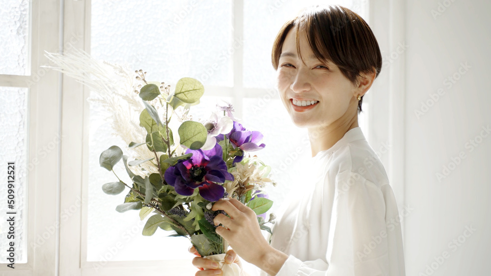 花束を持つ女性 花束を持つ女性