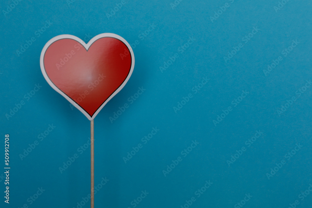 heart as a photo prop in front of a blue background - herz als fotorequisite vor blauem hintergrund