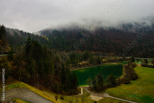 Kleiner grüner See in einem Bergtal 