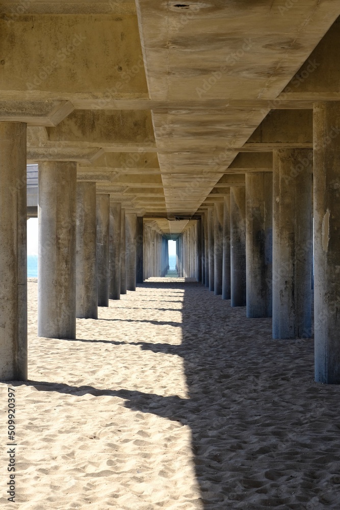 Columns with a window to the beach under the Huntington Beach pier