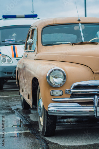 Old retro cars on the city street © Vitaliy