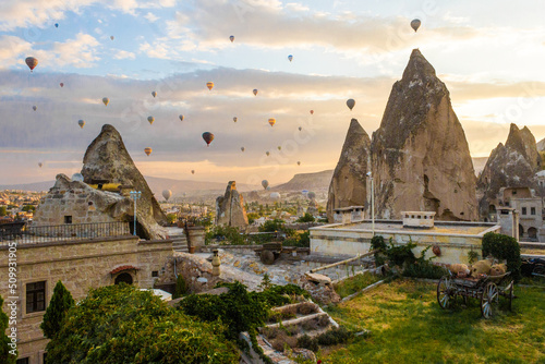 Amanaecer en Capadocia - Turquía con globos aerostáticos photo