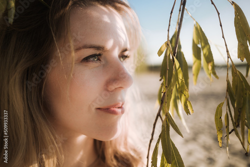 Fotografía Portrait of young 30 year old woman on the sea beach background