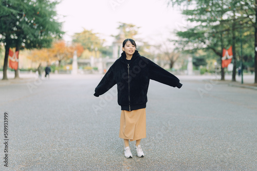 愛知県名古屋市の鶴舞公園を散歩している若い女性 Young woman walking in Tsurumai Park, Nagoya, Aichi, Japan. photo