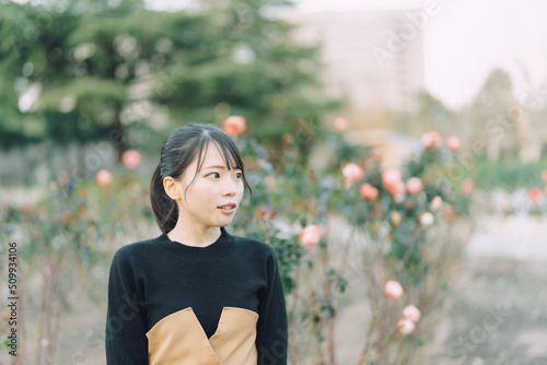 愛知県名古屋市の鶴舞公園を散歩している若い女性 Young woman walking in Tsurumai Park, Nagoya, Aichi, Japan. photo