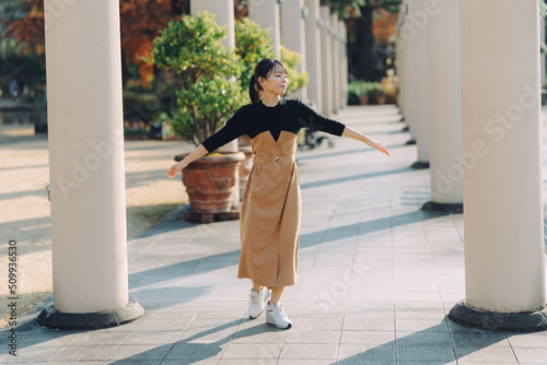 愛知県名古屋市にある庭園で散歩をする若い女性 Young woman taking a walk in a garden in Nagoya, Aichi, Japan. 
