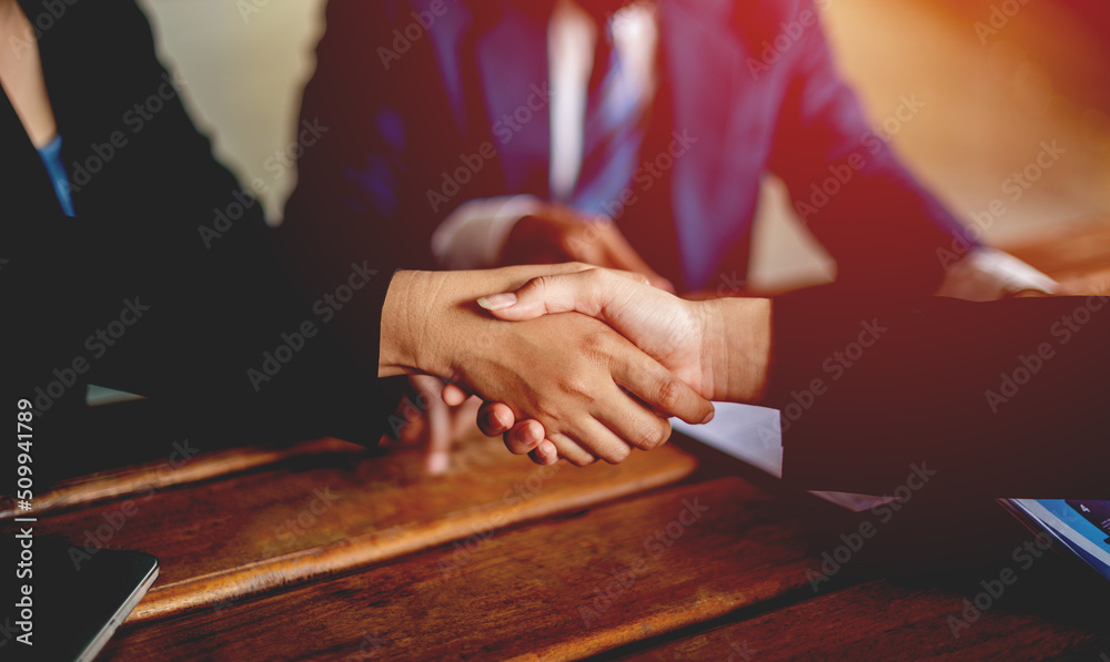 Obraz premium business people shaking hands Show cooperation at the end of the meeting business communication business partners Success in business and leadership communication concept