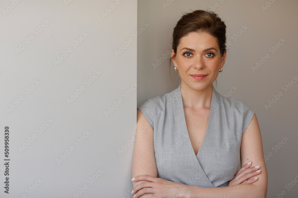 Obraz premium Business woman in gray dress standing with crossed arms. isolated portrait.