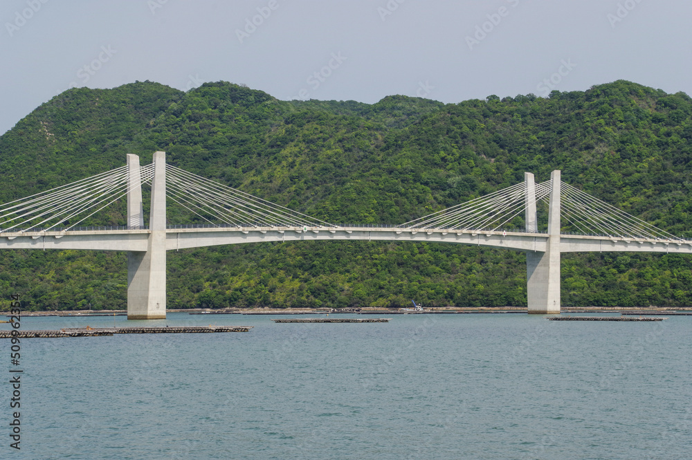 Obraz premium 日生町と鹿久居島を結ぶ備前日生大橋