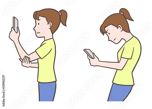 スマホを見る女性、良い姿勢と悪い姿勢（猫背）