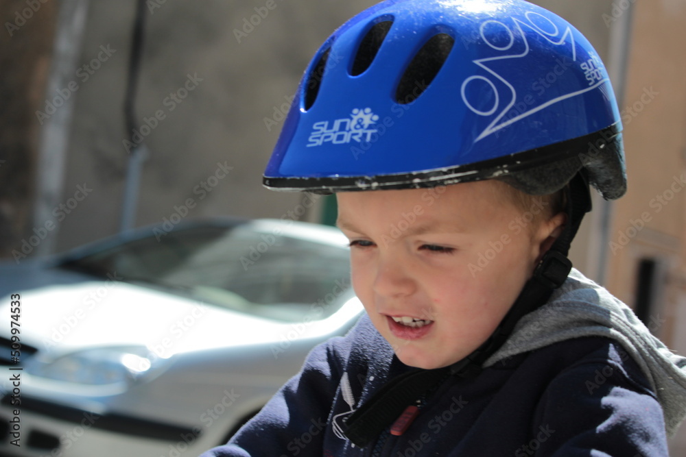 ENFANT roulant à vélo ENFANT roulant à vélo